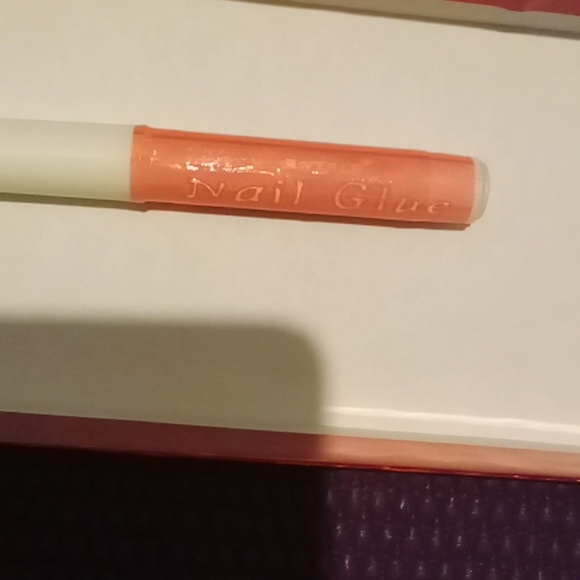 So what I'm selling is a kit to do your own press on nails And look cute. - Picture 5 of 8